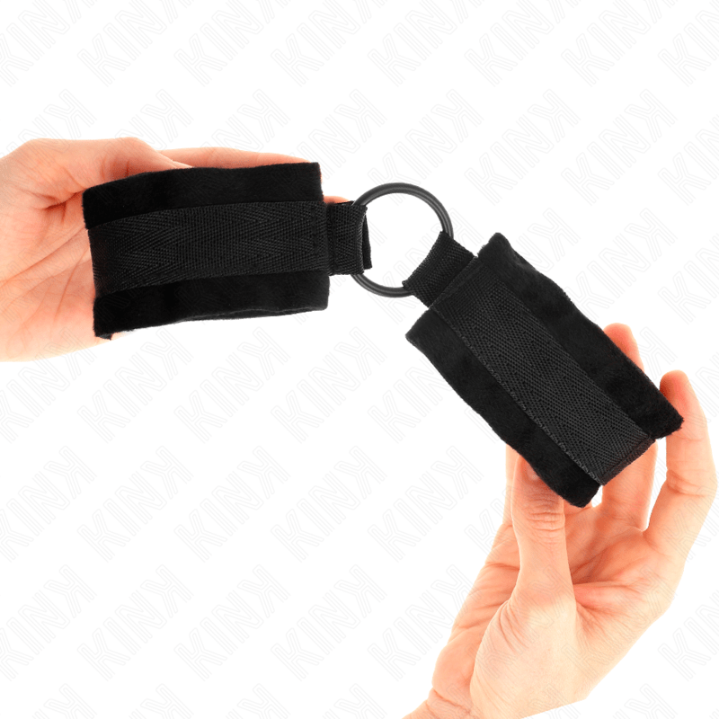 KINK - BEGINNER FUR HAND CUFFS 25 CM WITH O - RING 4 CM BLACK ADJUSTABLE 15 - 25 CM - Kink&Play