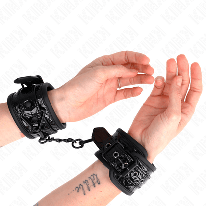 KINK - DIAMOND PATTERN WRIST RESTRAINTS BLACK ADJUSTABLE 17 - 26 CM X 5.5 CM - Kink&Play