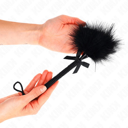 KINK - NYLON ROPE WAND WITH TICKLE FEATHERS AND BLACK BOW 25 CM - Kink&Play