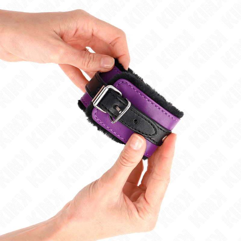 KINK - PREMIUM FUR LINED WRIST RESTRAINTS BLACK WITH PURPLE / BLACK BELT ADJUSTABLE 17 - 29 CM X 6 CM - Kink&Play