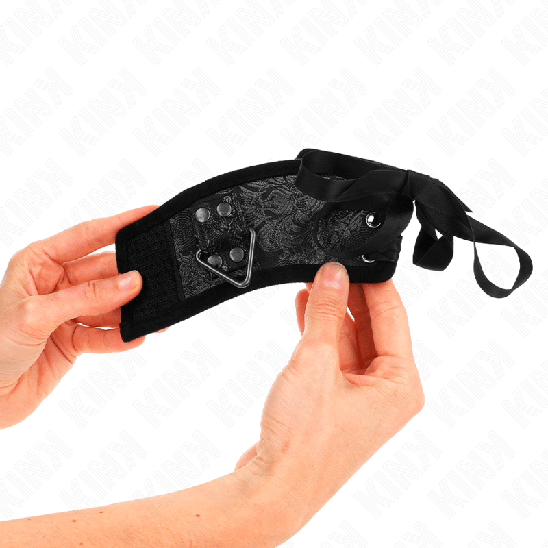 KINK - SCANDAL WRIST RESTRAINTS BLACK LACE DETAILS 24.5 CM X 6.5 CM - Kink&Play