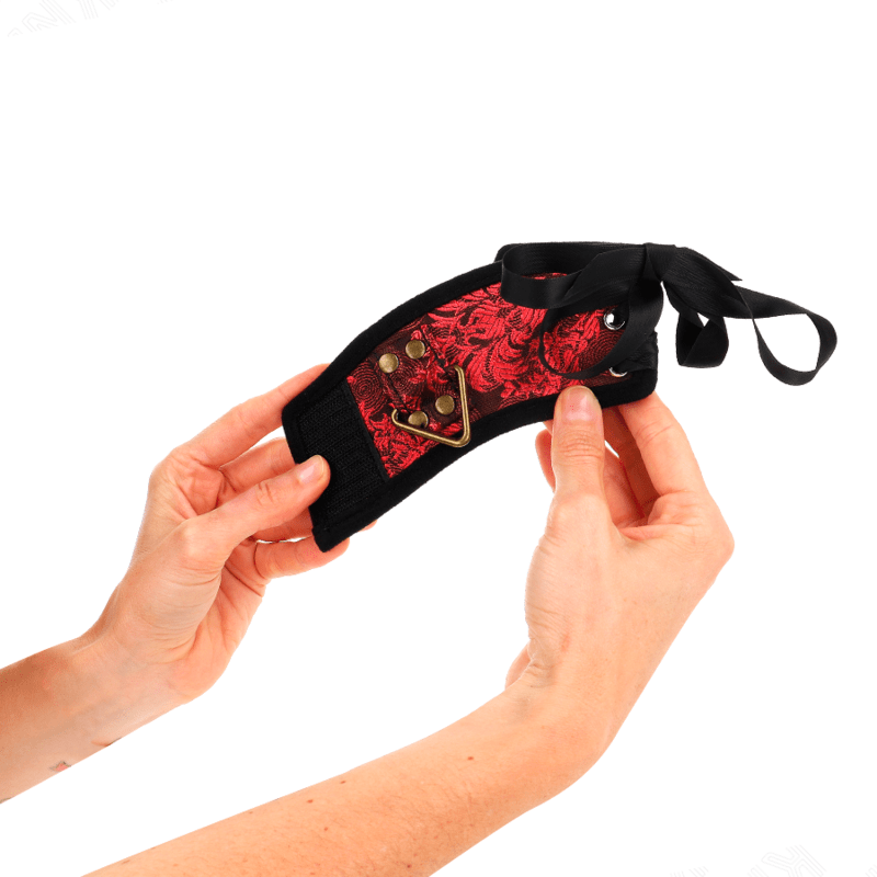 KINK - SCANDAL WRIST RESTRAINTS RED - BLACK LACE DETAILS 24.5 CM X 6.5 CM - Kink&Play