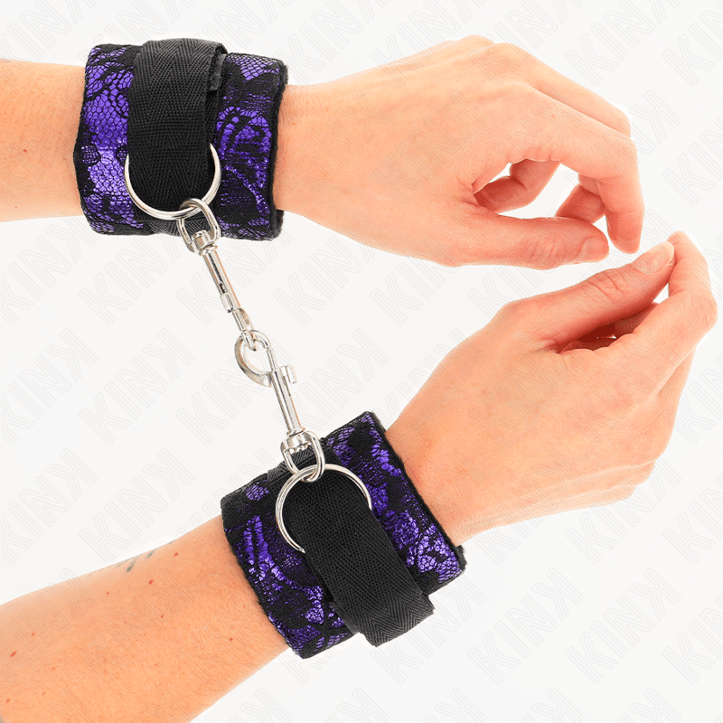 KINK - SHORT VELVET LACE WRIST RESTRAINTS AND NYLON BIND PURPLE / BLACK 23 X 6.5 CM - Kink&Play