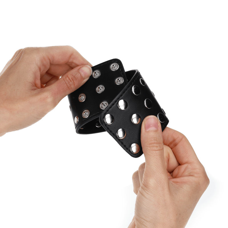 KINK - WRIST RESTRAINTS WITH SNAP FASTEN FULL OF RIVETS BLACK ADJUSTABLE 19 - 24 CM X 5.5 CM - Kink&Play
